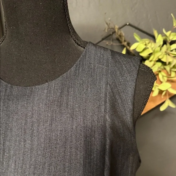 Elegant Black Sleeveless Dress - Picture 3 of 4